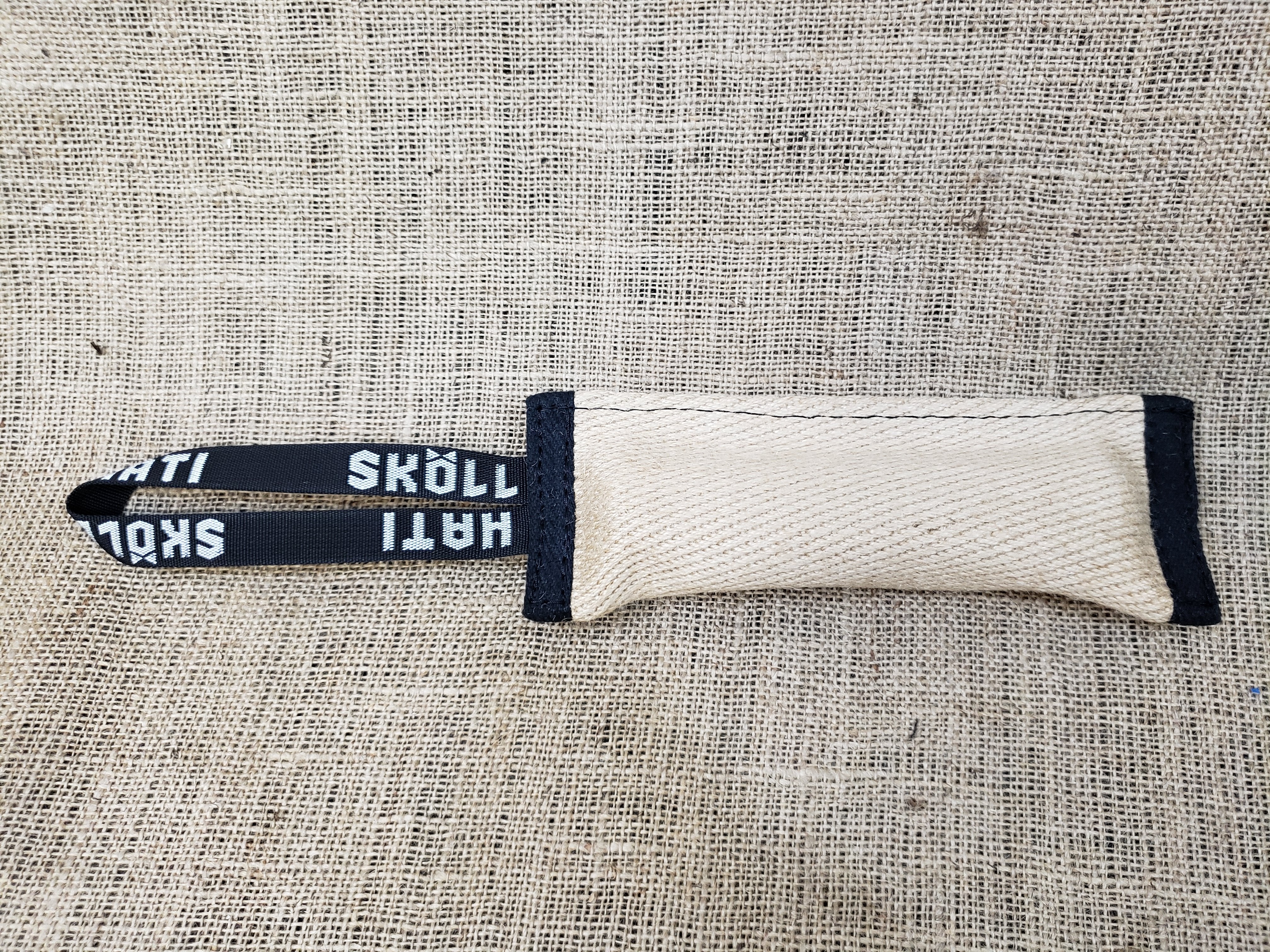 SKÖLLHATI JUTE SQUEAK TUG