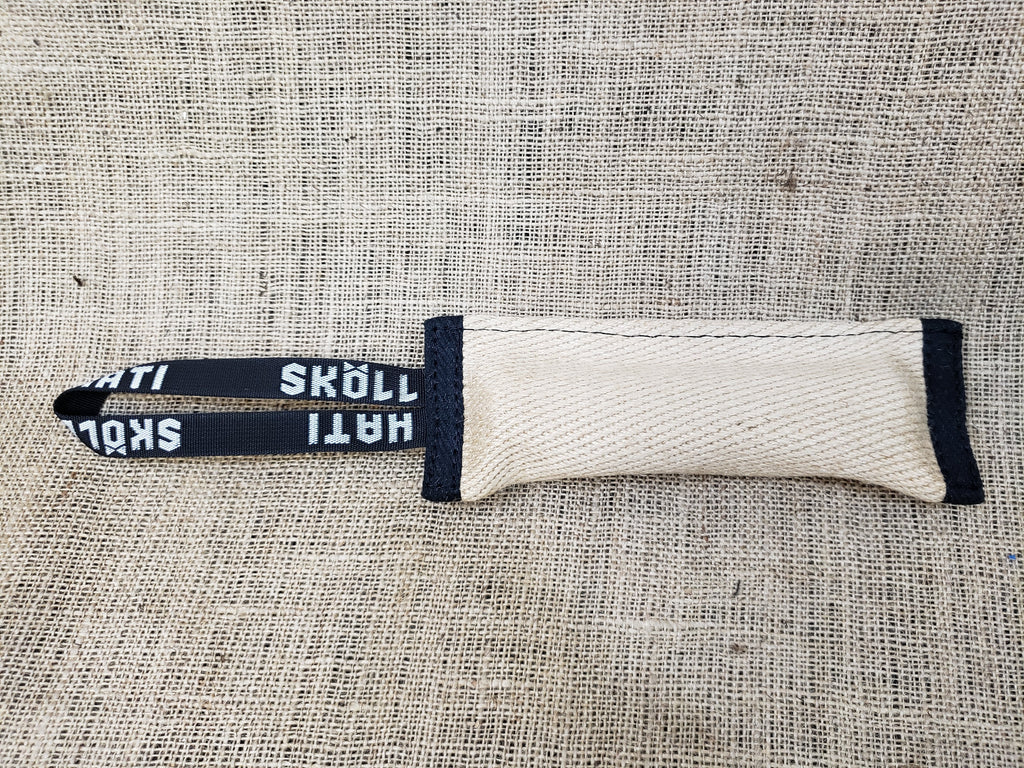 SKÖLLHATI JUTE SQUEAK TUG