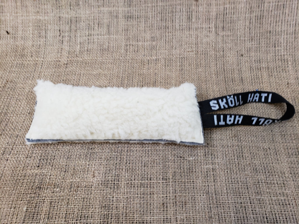 SKÖLLHATI PLUSH SQUEAK TUG 10"